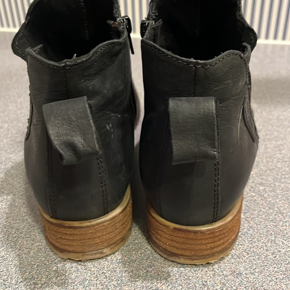 Josef Seibel black matte boots w side zipper - Picture 3 of 5